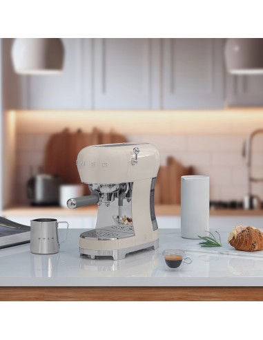 MACCHINE CAFFE' ESPRESSO: vendita online SMEG ECF02CREU MACCHINA CAFFE'   ESPRESSO PANNA in offerta