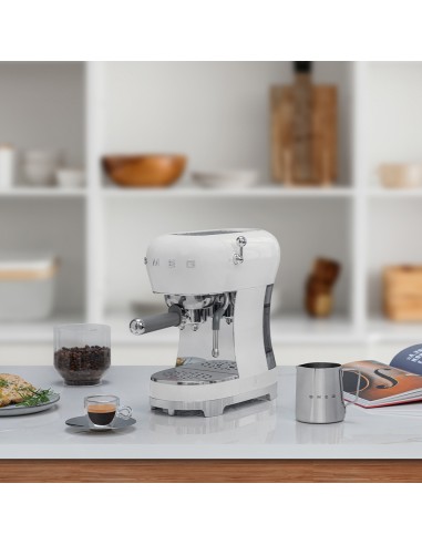 MACCHINE CAFFE' ESPRESSO: vendita online SMEG ECF02WHEU MACCHINA DA CAFFE' ESPRESSO MANUALE BIANCA in offerta