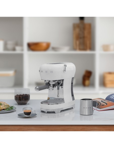 MACCHINE CAFFE' ESPRESSO: vendita online SMEG ECF02WHEU MACCHINA DA CAFFE' ESPRESSO MANUALE BIANCA in offerta
