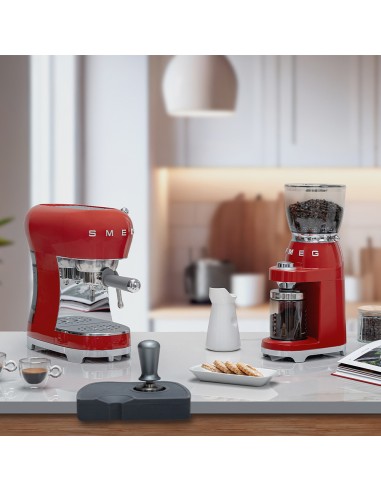 MACCHINE CAFFE' ESPRESSO: vendita online SMEG ECF02RDEU MACCHINA CAFFE'   ESPRESSO ROSSA in offerta