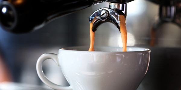 Moka o macchina espresso: qual è la migliore per il tuo caffè a casa?
