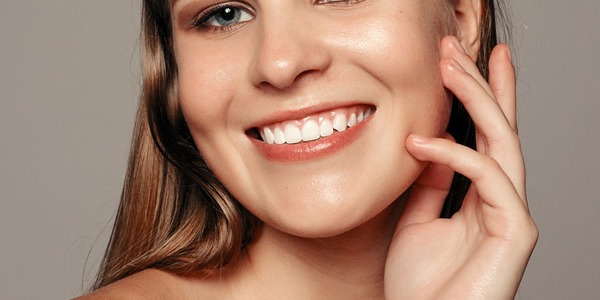 Perché sempre più donne usano il rasoio per il viso: vantaggi e svantaggi