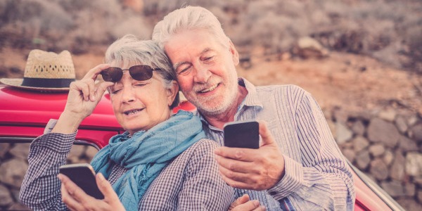 Tecnologia senza età: scegliere lo smartphone perfetto per gli anziani