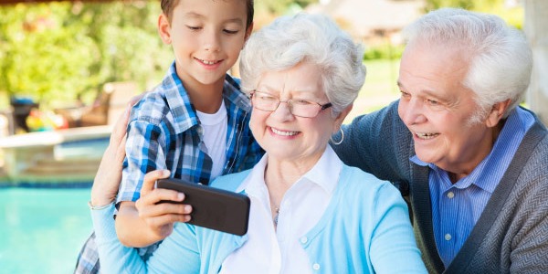 Restare in contatto: smartphone per anziani che uniscono famiglie