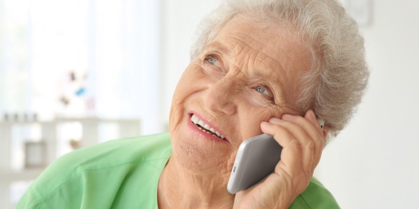 Tutto ciò che devi sapere sui cellulari per anziani con tasti grandi